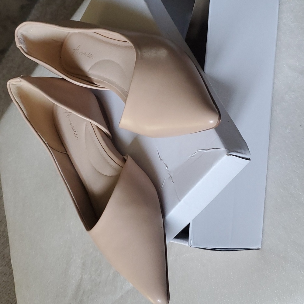Like new flats nude/beige 7 1/2 - Picture 2 of 4